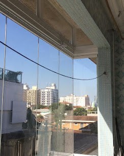 Sacada envidraçada vista de dentro, já instalada
