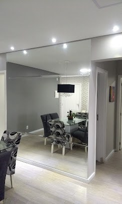 Espelho de parede inteira instalado em sala de jantar