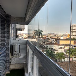 Sacada envidraçada com vista da cidade