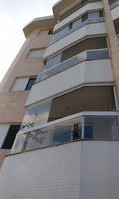 Sacadas envidraçadas em prédio residencial